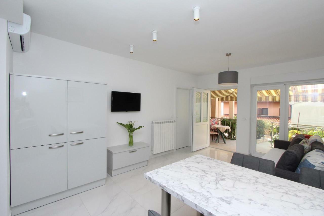 Rooms And Apartments Bella Vista Rovinj Exterior photo